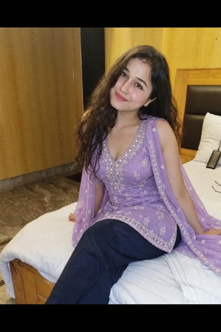 A Modern Trending Girl Available for Classy Social Dates